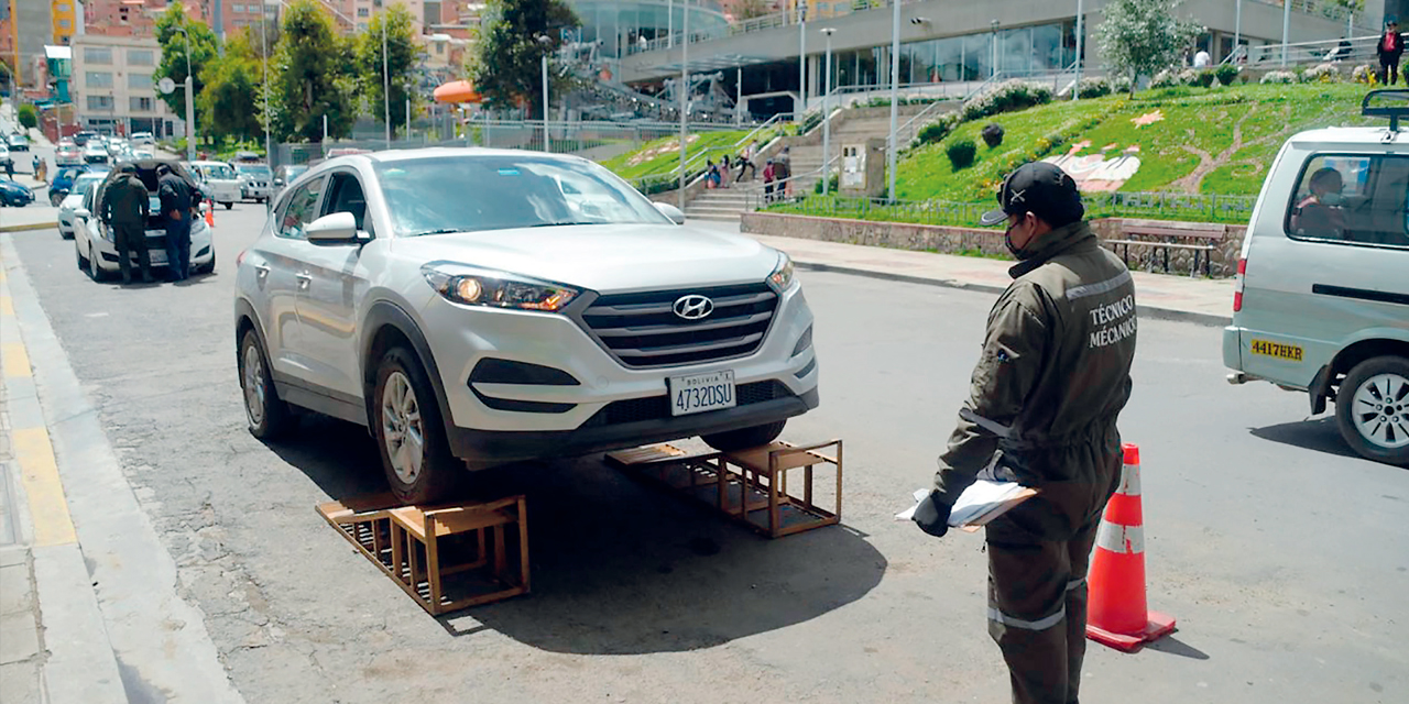 Un punto de inspección técnica vehicular en la ciudad de La Paz. Foto: Archivo