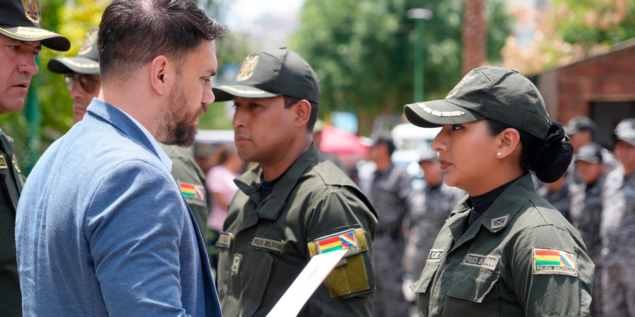 El ministro de Gobierno, Eduardo Del Castillo, entrega el reconocimiento a los policías que participaron en el desbloqueo de Parotani. Foto: Ministerio de Gobierno