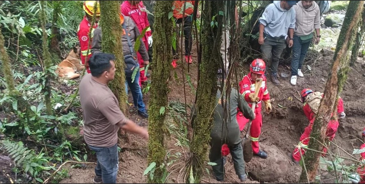 Expertos en la búsqueda del quinto cuerpo. Foto Min. Gobierno