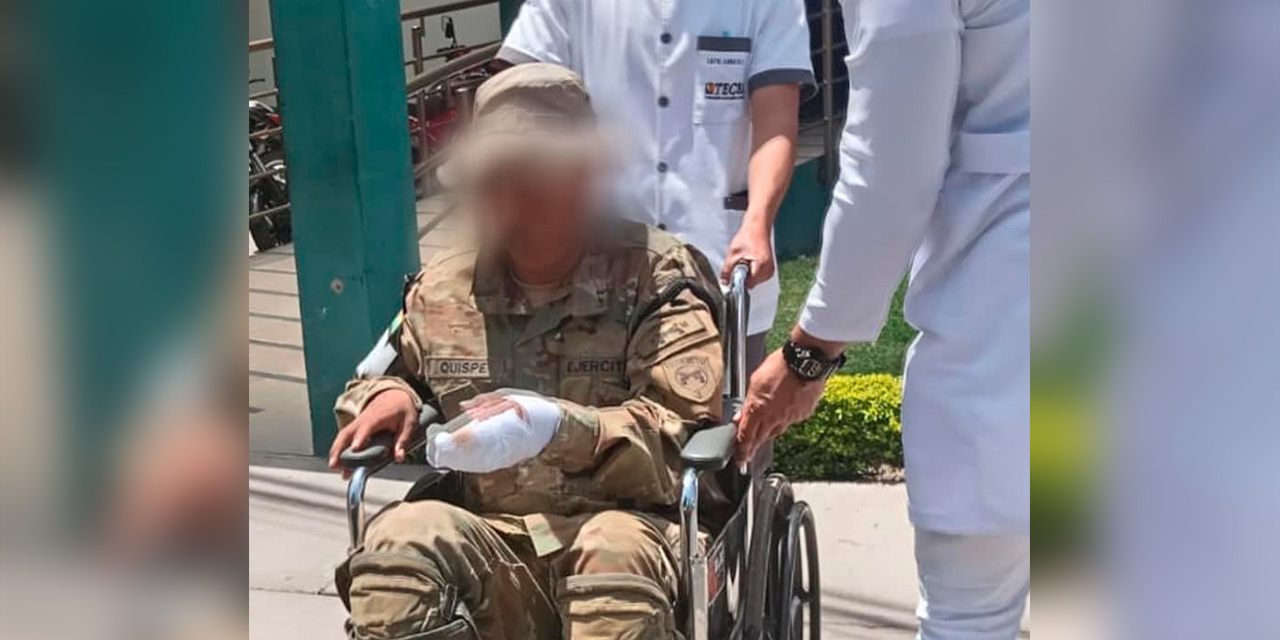 El soldado fue evacuado de inmediato para la atención médica respectiva. Foto: Defensa