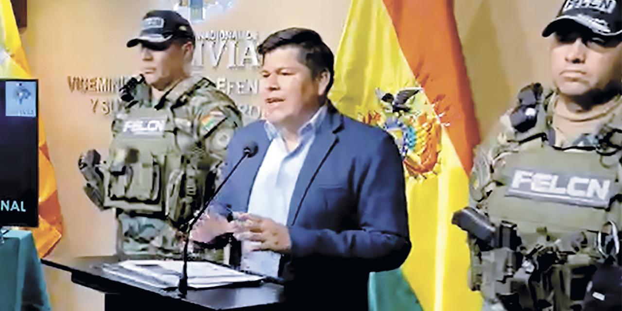 El viceministro Jaime Mamani en conferencia de prensa.