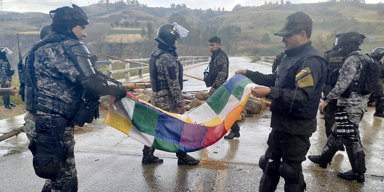 Efectivos de la Policía Boliviana desbloquean el puente Libertadores.