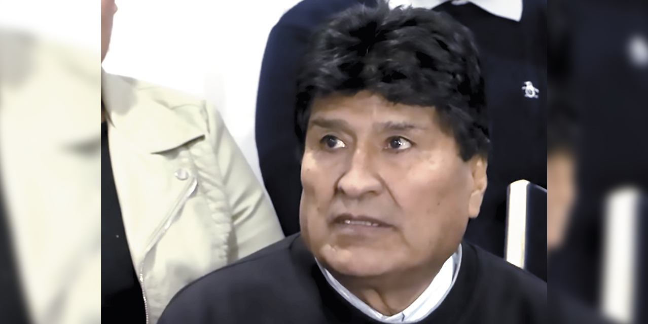 El exmandatario Evo Morales durante  una  entrevista con medios de comunicación.