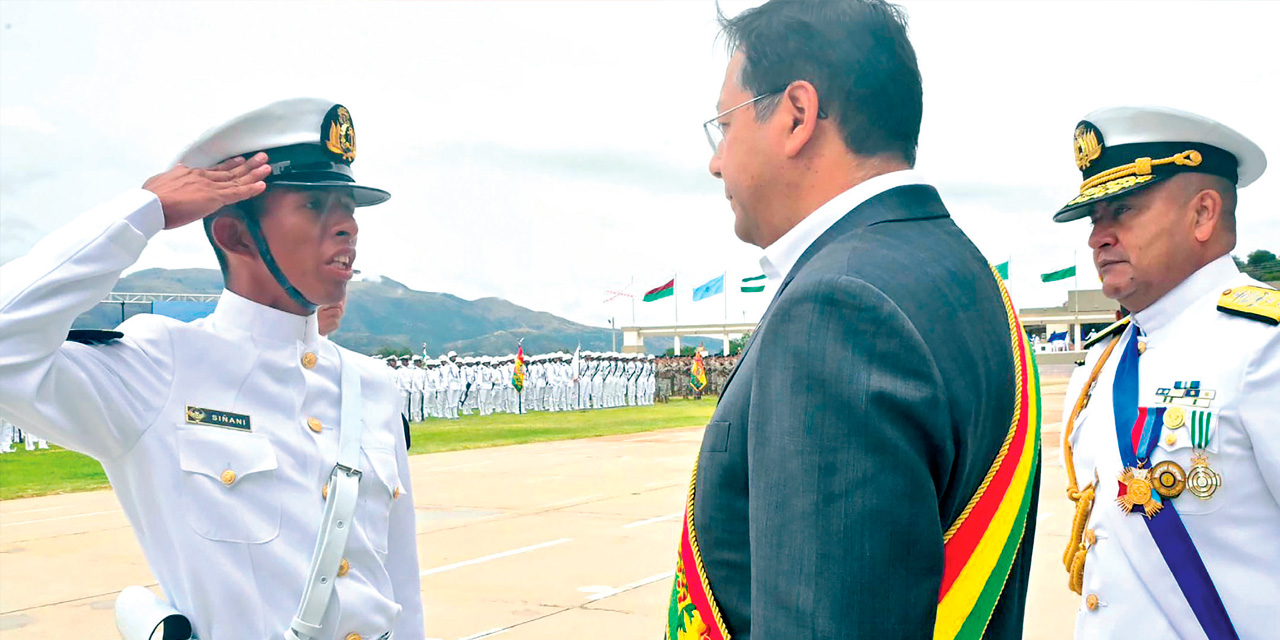 El Presidente en el 197 aniversario de la Armada Boliviana. Foto: Presidencia