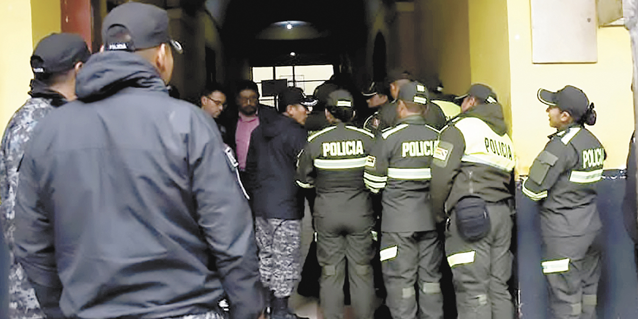 Efectivos policiales durante la jornada electoral del domingo.