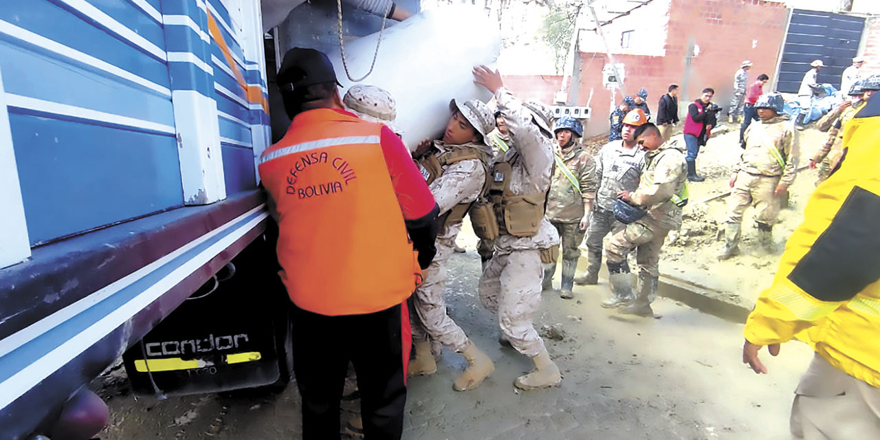 Efectivos de las Fuerzas Armadas coadyuvan con acciones humanitarias en Bajo Llojeta.