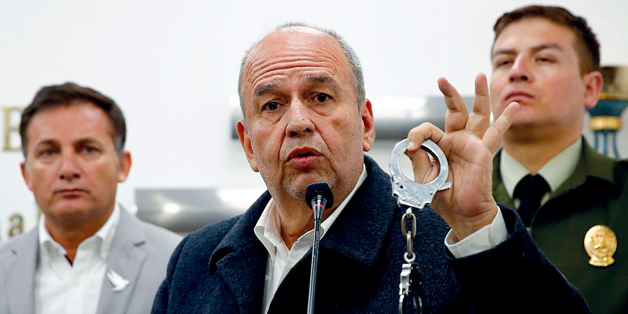 Arturo Murillo en conferencia de prensa en 2020. A la izquierda, Luis Fernando López. Foto: ARCHIVO