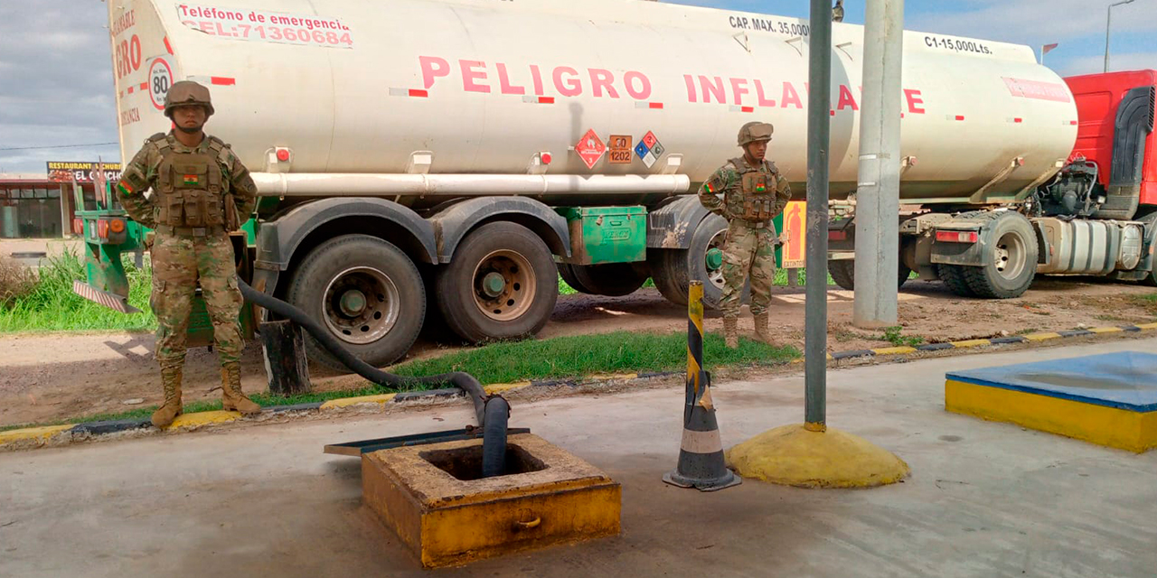 Militares en estaciones de servicio para evitar el contrabando de combustibles. Foto: Ministerio de Defensa