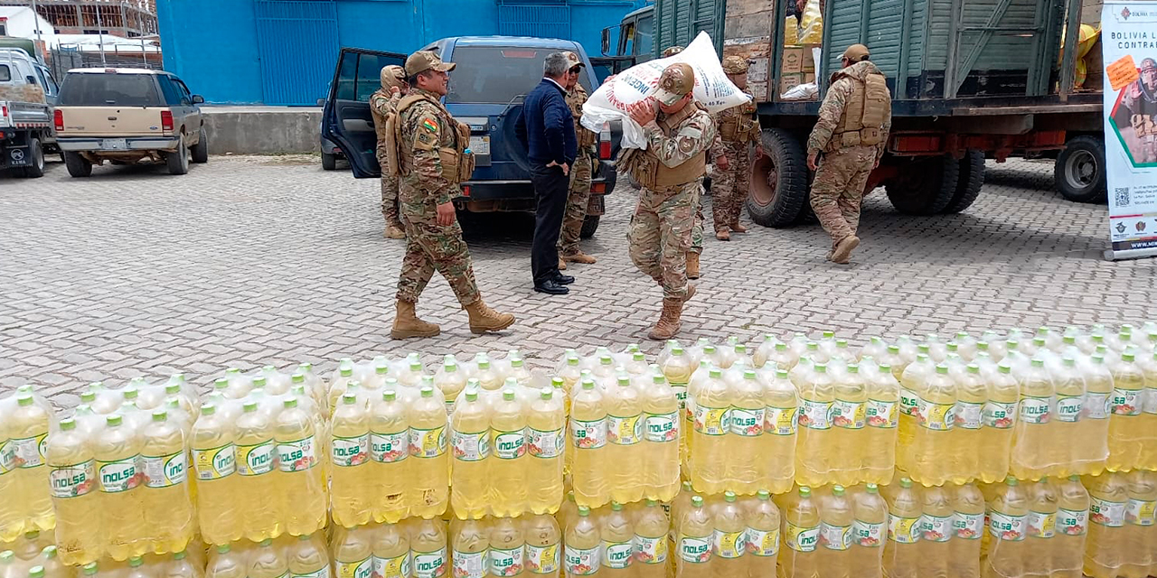 Efectivos militares descargan los productos de contrabando. Foto:  Ministerio de Defensa