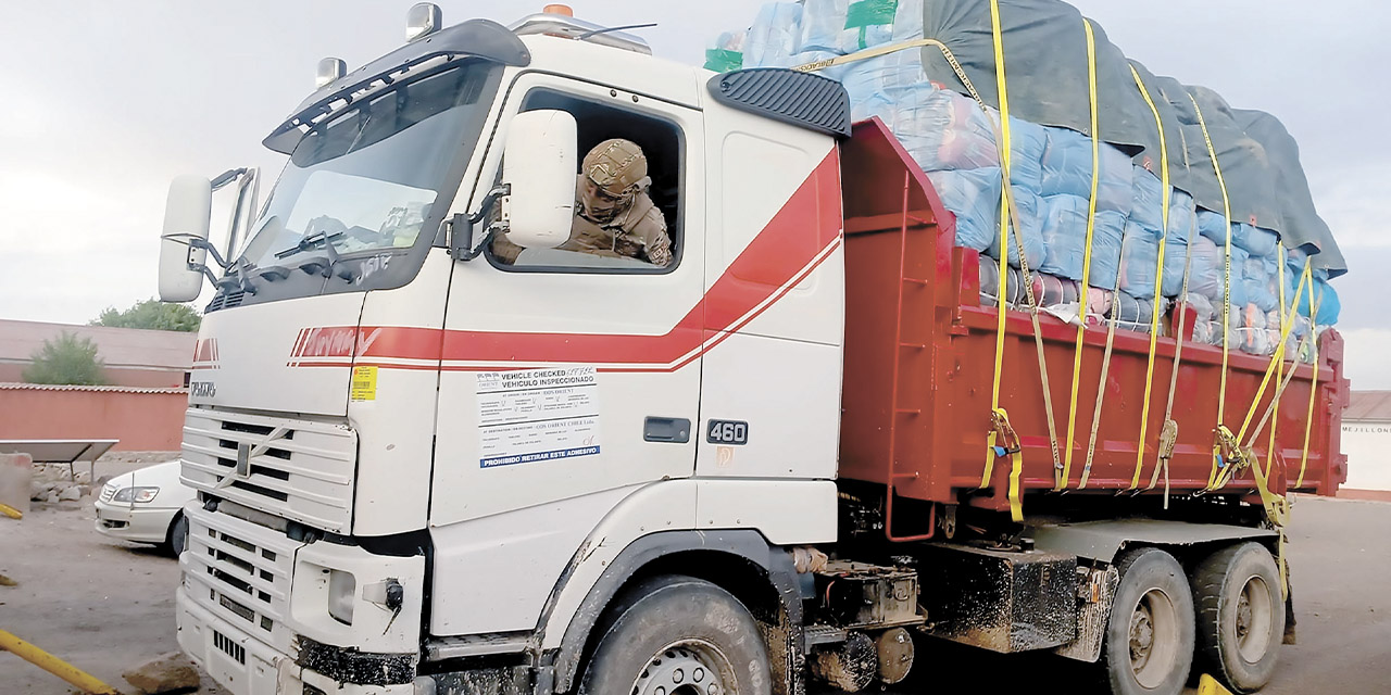 El camión con mercadería de contrabando fue incautado y trasladado a la Aduana Nacional de Oruro.