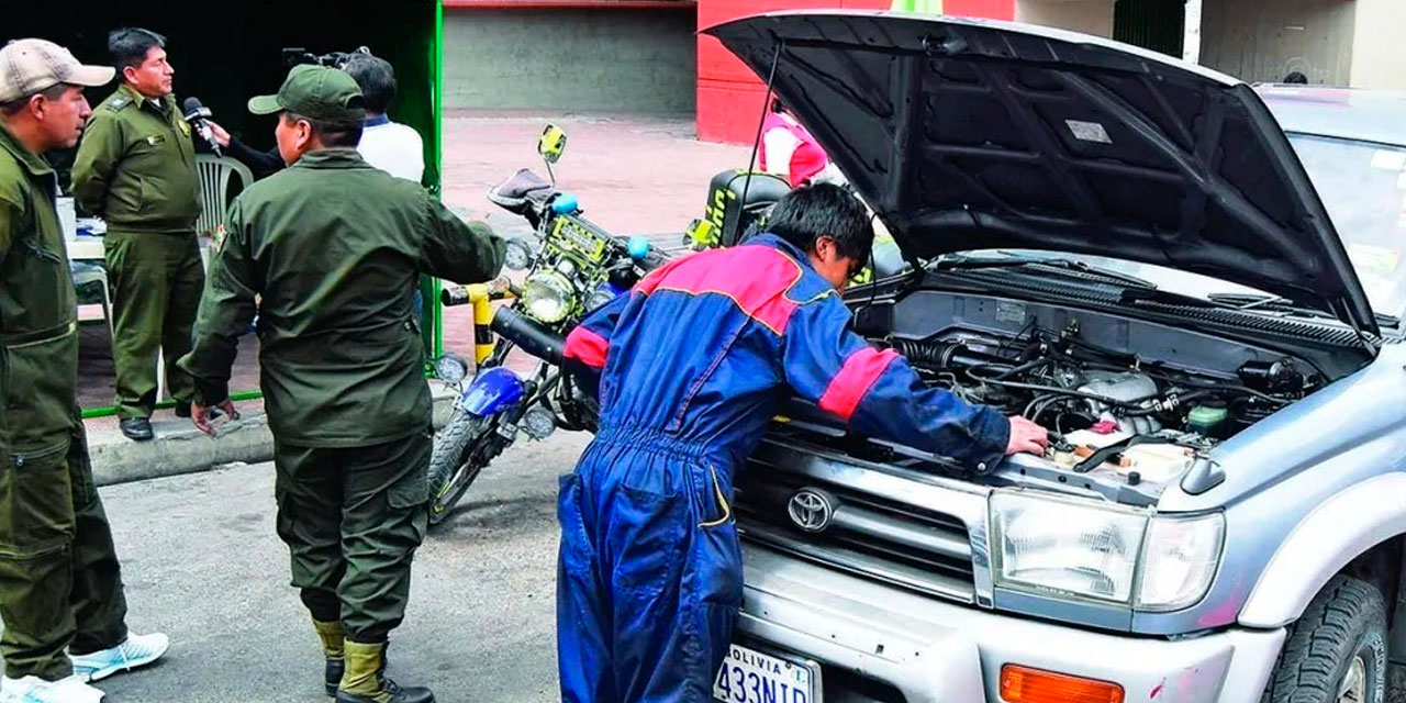 Inspección Técnica de un vehículo en La Paz. Foto: RRSS Radio San Gabriel