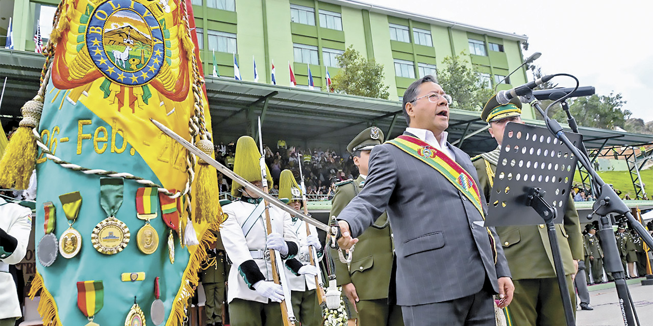 El presidente Luis Arce participa en la ceremonia de egreso de la Promoción 85 de la Anapol.