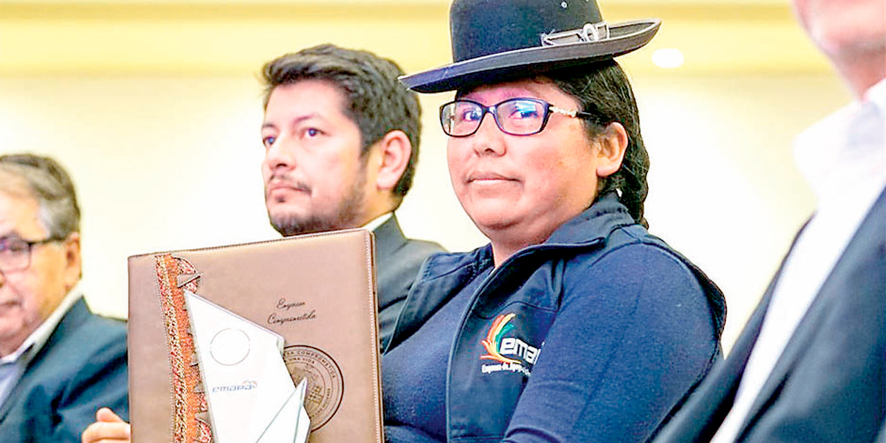 Representante de una empresa pública con la distinción obtenida por luchar contra la violencia hacia las mujeres. Foto: Presidencia