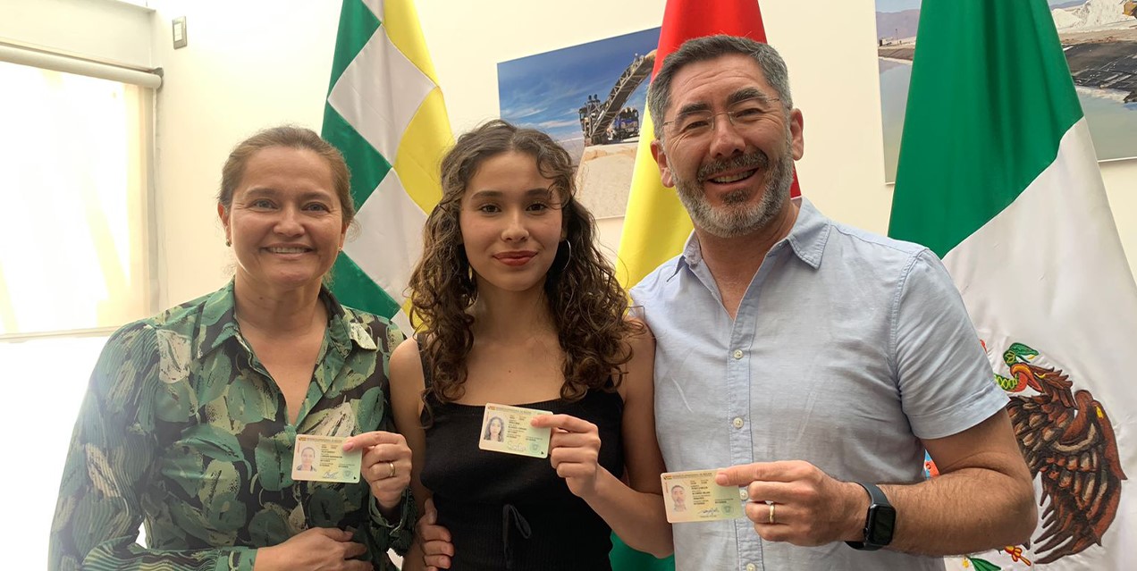 Una familia con su ueva cédula en la embajada de Bolivia en México. Foto Segip