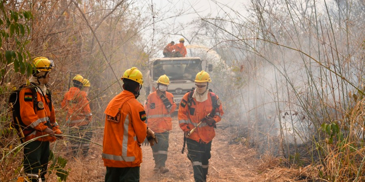 Bomberos forestales en operativo de contrafuego en San Matías. Foto: Defensa Civil