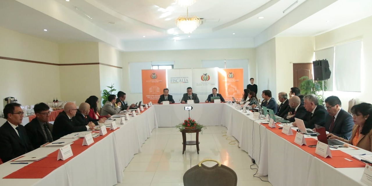 El fiscal general del Estado, Juan Lanchipa Ponce, inauguró la Primera Sesión Ordinaria del Consejo del Ministerio Público de la gestión 2024. Foto: FGE