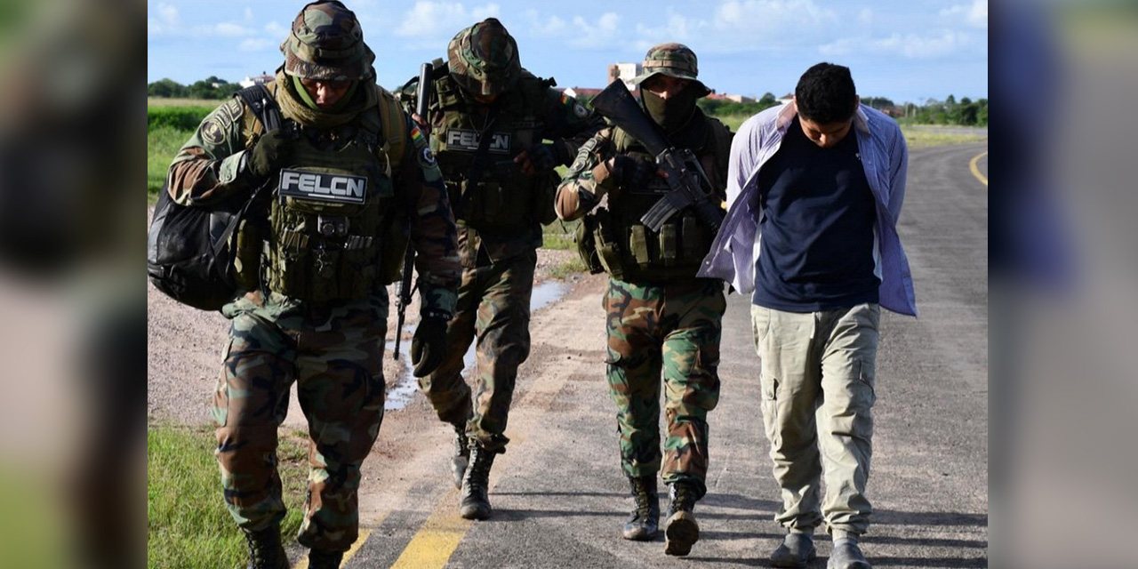 Efectivos de la FELCN con un detenido por vínculos con el narcotráfico en un operativo en Cochabamba. Foto: FELCN