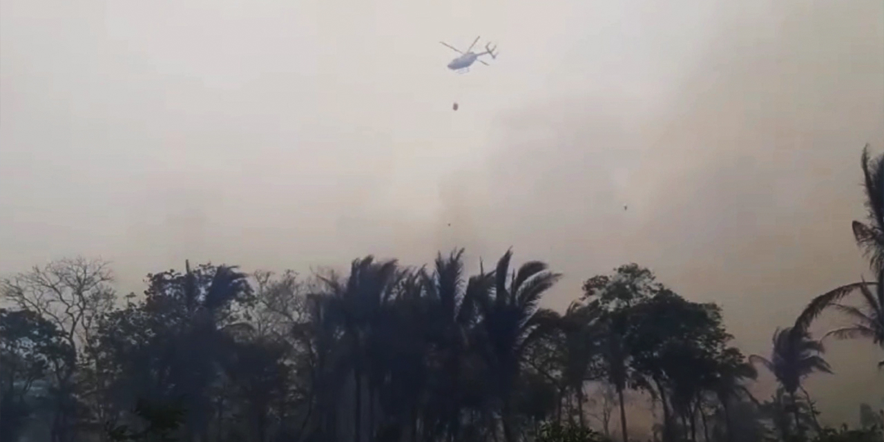 Un helicóptero combate un incendio forestal en Guarayos, Santa Cruz. Foto: Captura