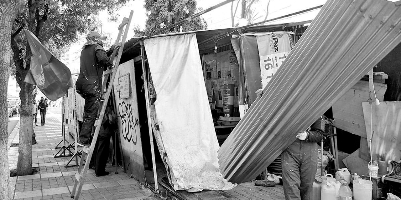 La vigilia de los luchadores contra la dictadura en El Prado de La Paz fue levantada luego del acuerdo. Foto:  MJyTI