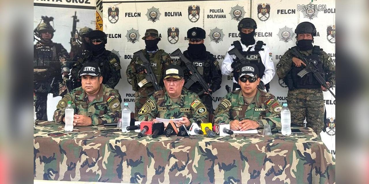 El director nacional de la FELCN, Ángel Morales, durante una conferencia de prensa.