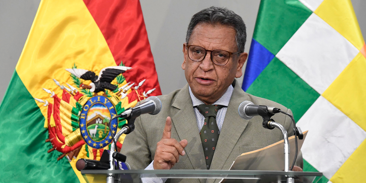El ministro de Gobierno, Marco Antonio Oviedo, en conferencia de prensa en Casa Grande del Pueblo. Foto: Josué Cortez