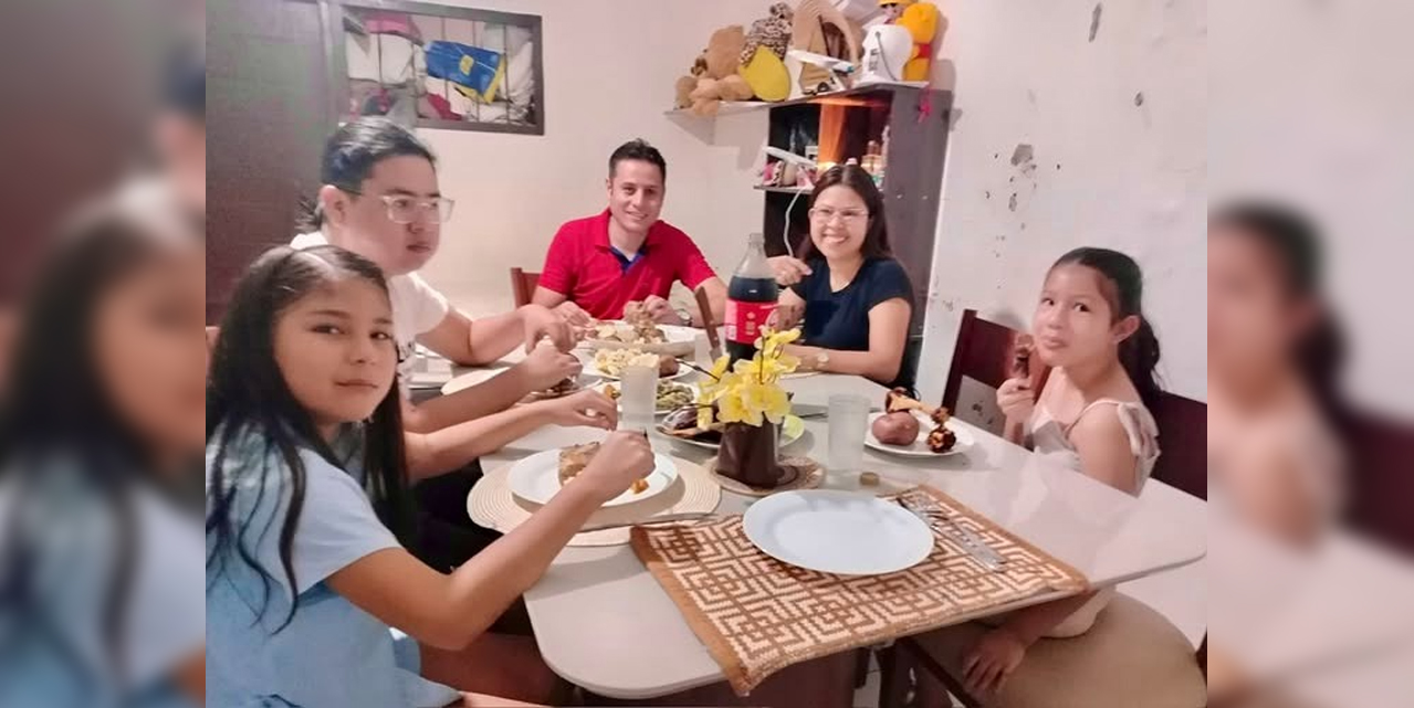 El vicepresidente Edmand Lara comparte el almuerzo dominical con su familia.