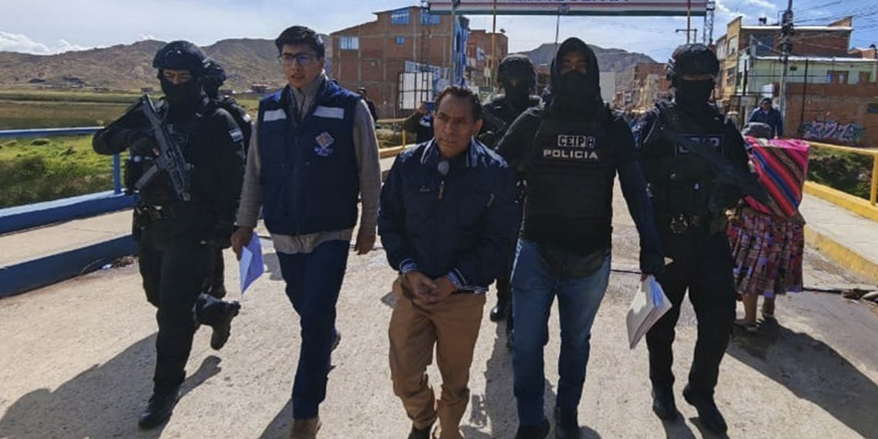 Bajo un fuerte resguardo policial, el narcotraficante peruano fue entregado a las autoridades de su país en Desaguadero. 