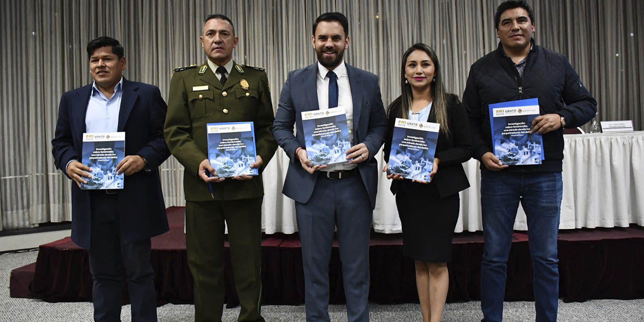 Autoridades nacionales durante la presentación de la investigación sobre feminicidios.