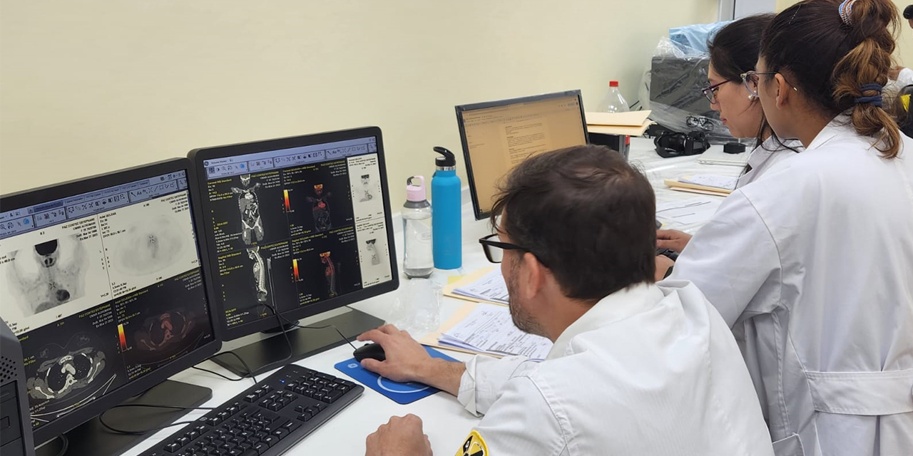 El médico especialista en diagnóstico por imágenes, con tecnología nuclear, Gabriel Bruno ana-liza el equipo del Centro de Medicina Nuclear de El Alto. (Foto: ABEN)