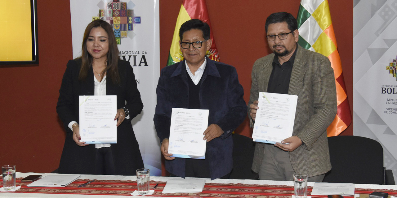 Autoridades ministeriales durante el acto de firma del convenio. (Foto: Ministerio de Educación)