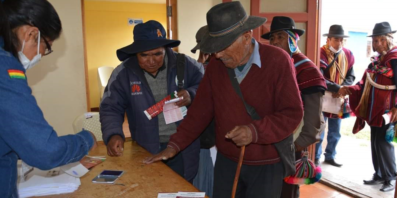 Personas de la tercera edad se afilian a Delapaz para ser beneficiadas. (Foto: Delapaz)