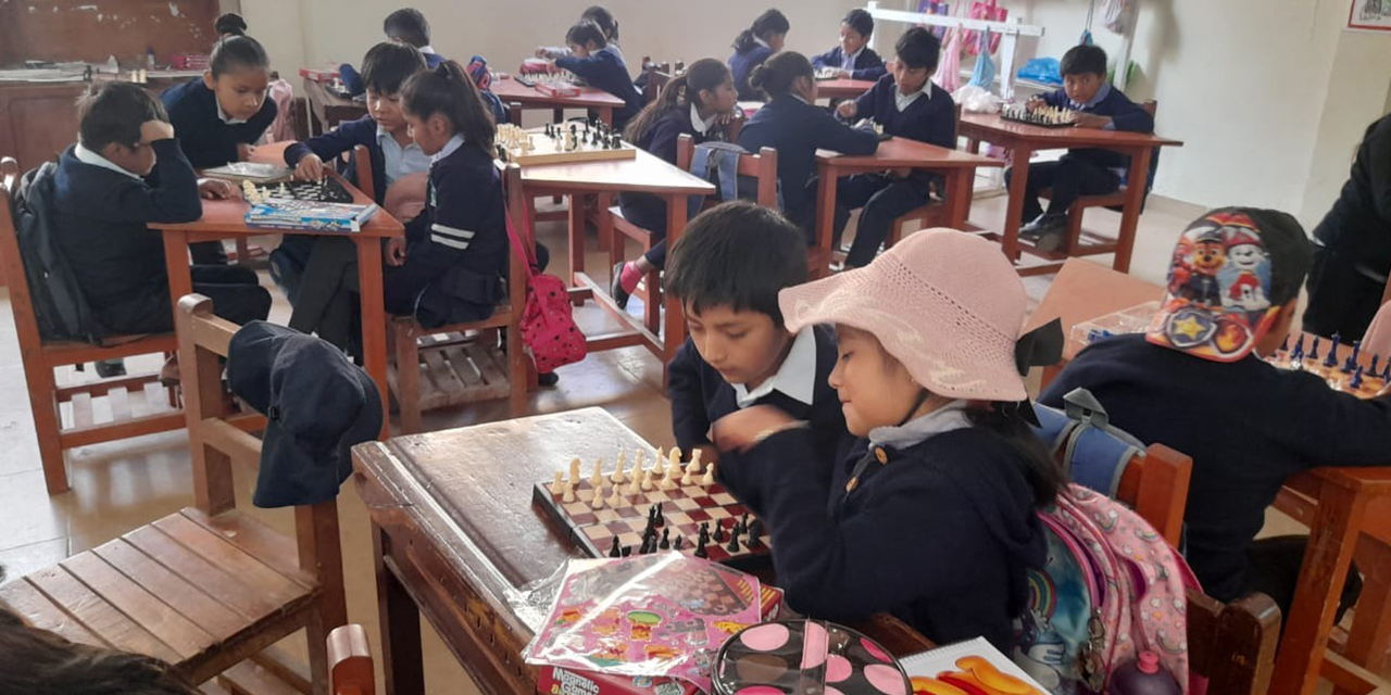 Niños practican ajedrez, uno de los nuevos contenidos del currículo educativo. (Foto: Archivo)