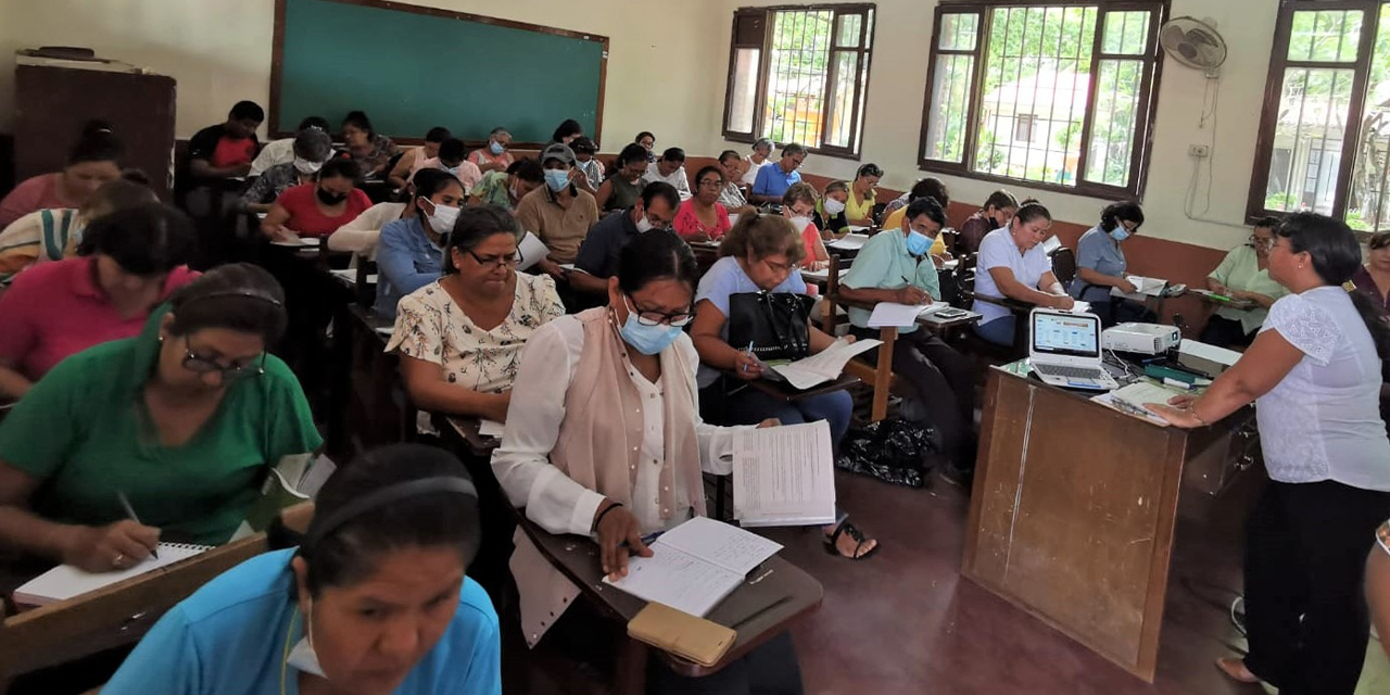 Maestros reciben capacitación en contenidos curriculares actualizados. (Foto: Archivo)