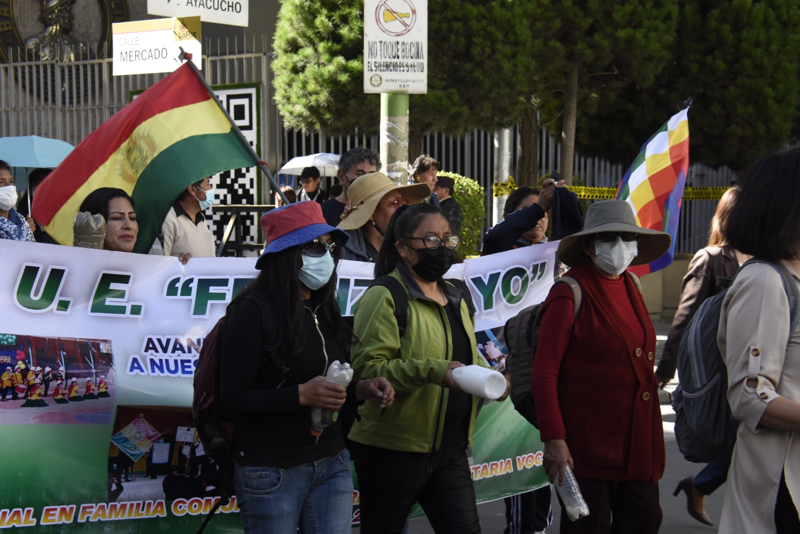 Maestros durante una de sus marchas en el centro paceño.