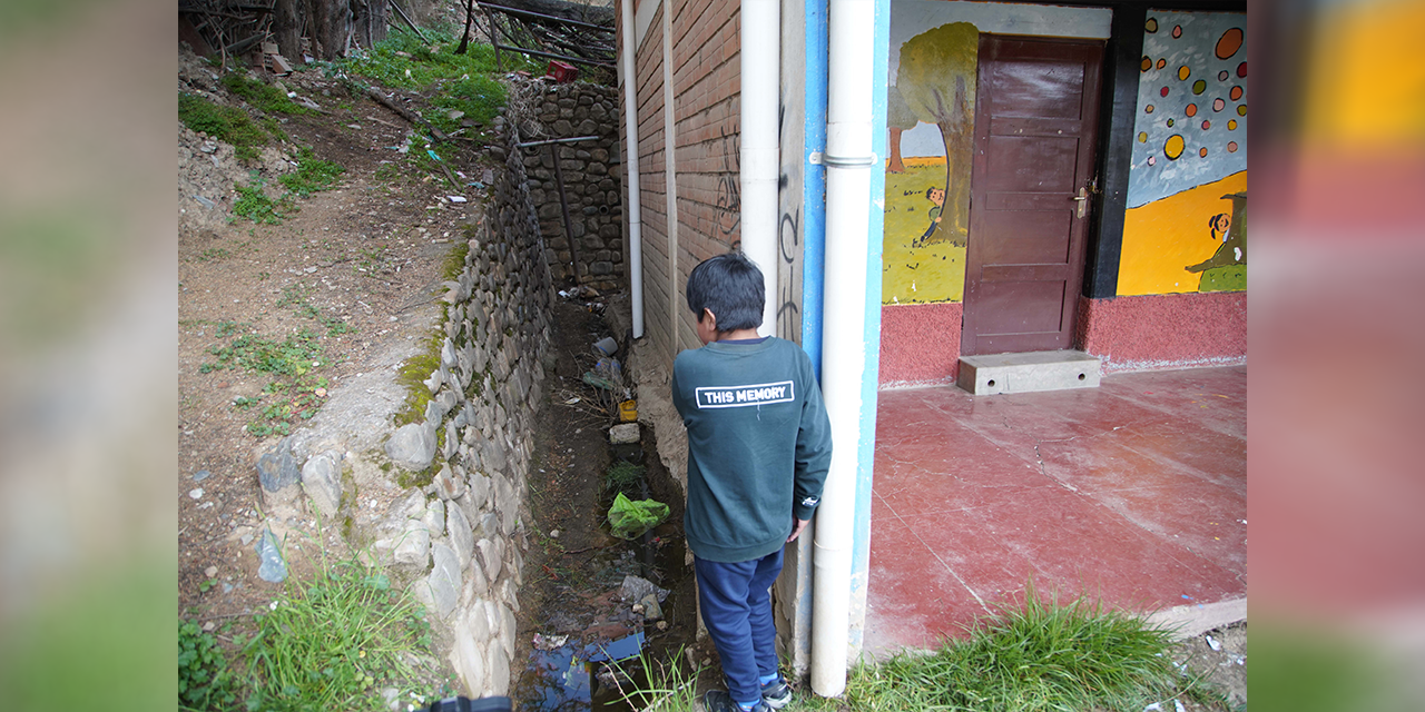 Niños con discapacidad van a clases sorteando peligros en una unidad educativa de La Paz 