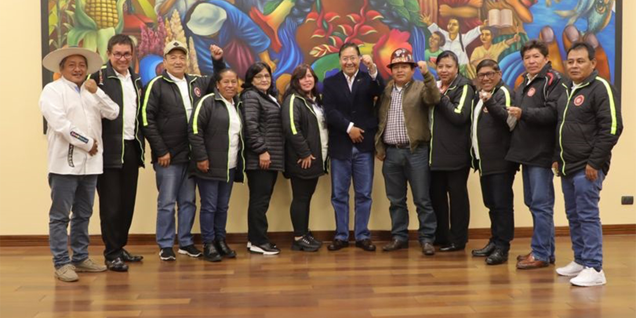 El presidente Luis Arce, junto a trabajadores en salud. (Foto: RRSS)