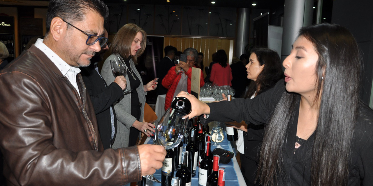 Los asistentes disfrutan de la muestra de vinos en el evento. (Foto: Embajada Argentina)