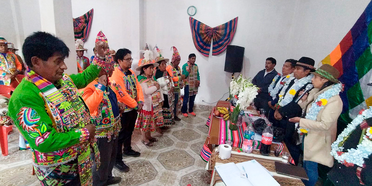 La nueva directiva de la Asociación de Medicina Ancestral Virgen de Santa Bárbara, Distrito Indígena Culta. (Foto: Goonzalo Jallasi)