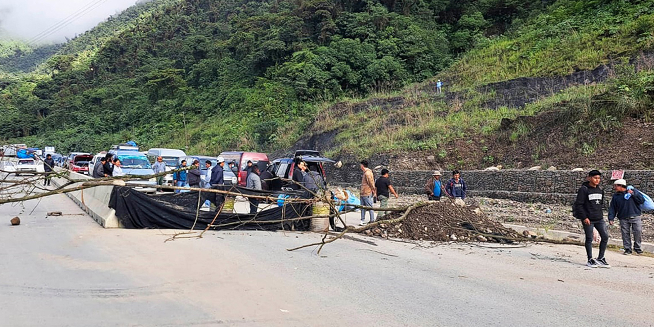 Un punto de bloqueo en la carretera a Santa Cruz. (Foto: Archivo)