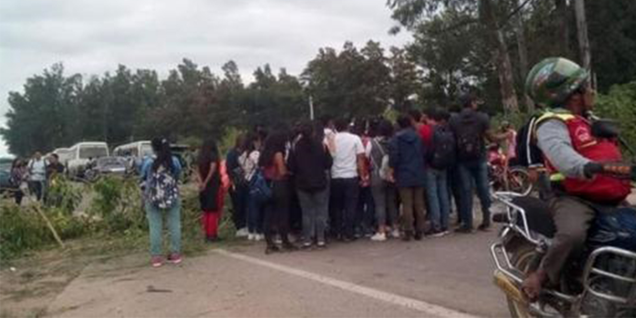 Estudiantes bloquean la carretera Santa Cruz-Yacuiba. (Foto: RRSS)