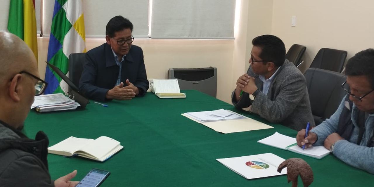 El Defensor del Pueblo (der) con el ministro de Educación, Edgar Pary.