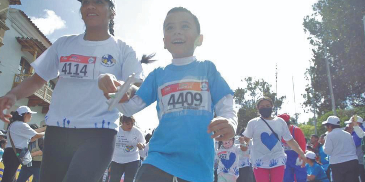 Padres y niños con autismo, durante la carrera. (Foto: Ministerio de Salud)