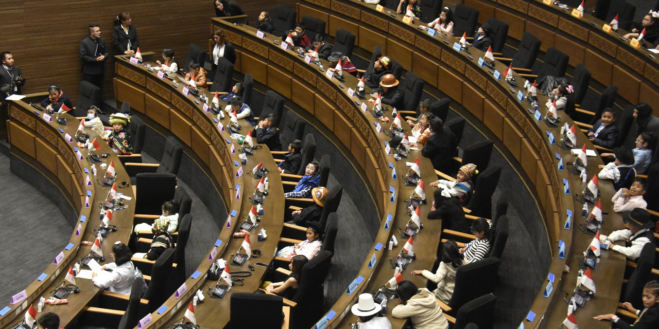 Jóvenes  asambleístas en la sesión de ayer.(Foto: Gustavo Ticona)