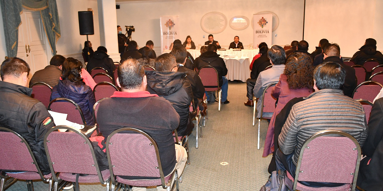 Autoridades estatales y maestros rurales, durante la reunión. (Foto: Ministerio de Educación)