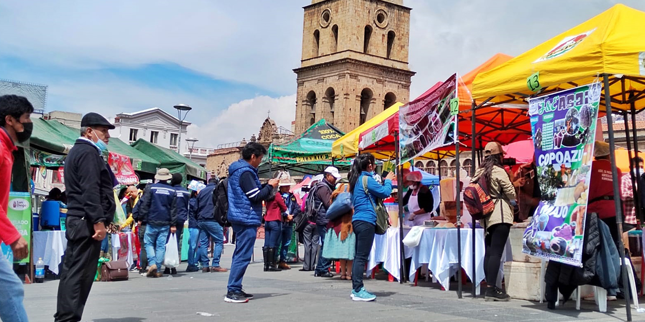 La feria en la plaza de la iglesia San Francisco. (Foto: MDRYT)