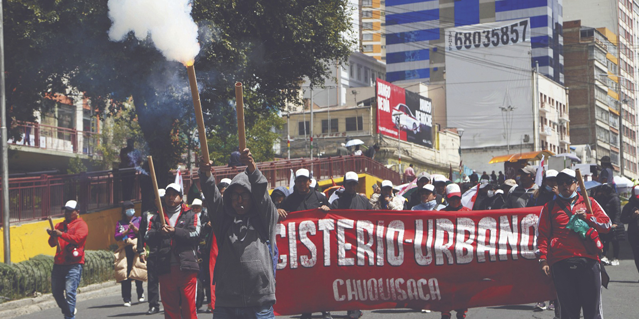 Maestros durante sus medidas de presión en el centro paceño. (Foto: Jorge Mamani)