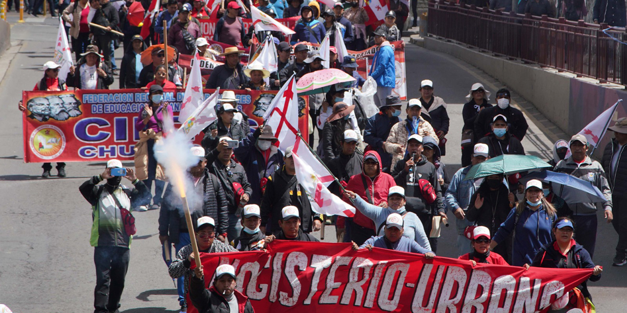 Maestros marchan por el centro paceño. (Foto: Jorge Mamani)