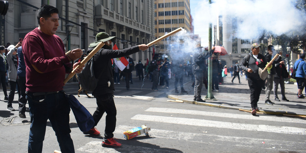 Maestros durante las manifestaciones de ayer. (Foto: Gustavo Ticona)