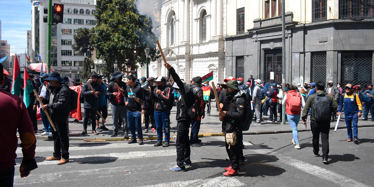 Maestros con petardos durante una de las marchas, la anterior semana. (/Foto:  GUSTAVO TICONA)