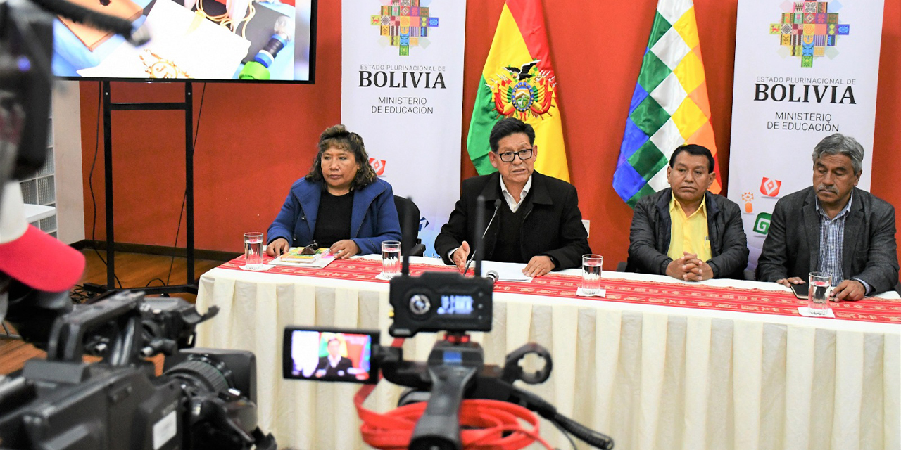 Autoridades ministeriales durante la conferencia de prensa. (Foto: Ministerio de Educación)